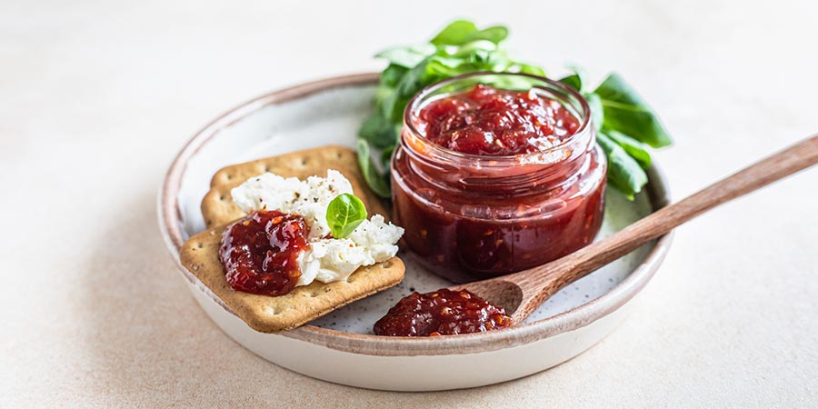 gourmet-cheese-crackers-and-jam